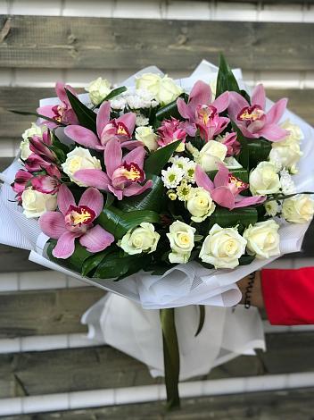 Букет цветов из: Розы и Хризантемы в Жешарте