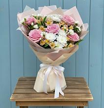 Букет цветов из:  Гвоздики, Орхидеи и Розы в Жешарте