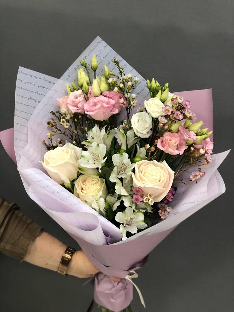 Букет цветов из: Альстромерии, Розы и Лизиантусы в Жешарте