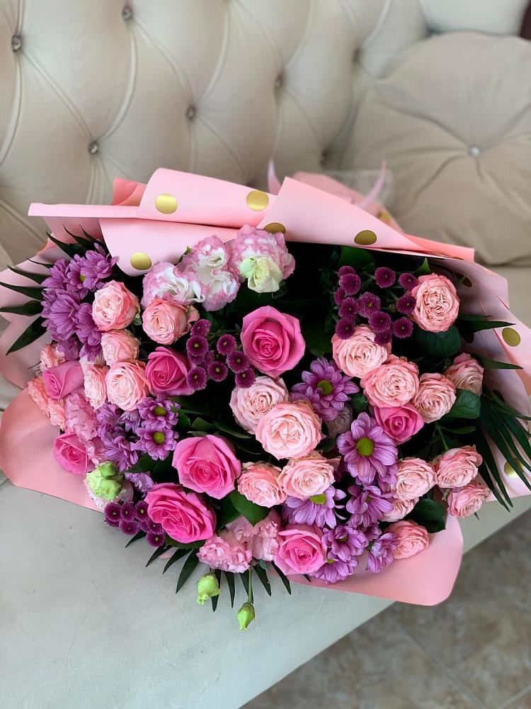 Букет цветов из: Хризантемы, Розы и Лизиантусы в Жешарте