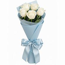 Букет 5 Белых роз Проуд в Жешарте
