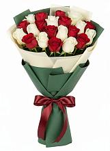 Букет Микс из красных и белых роз в Жешарте