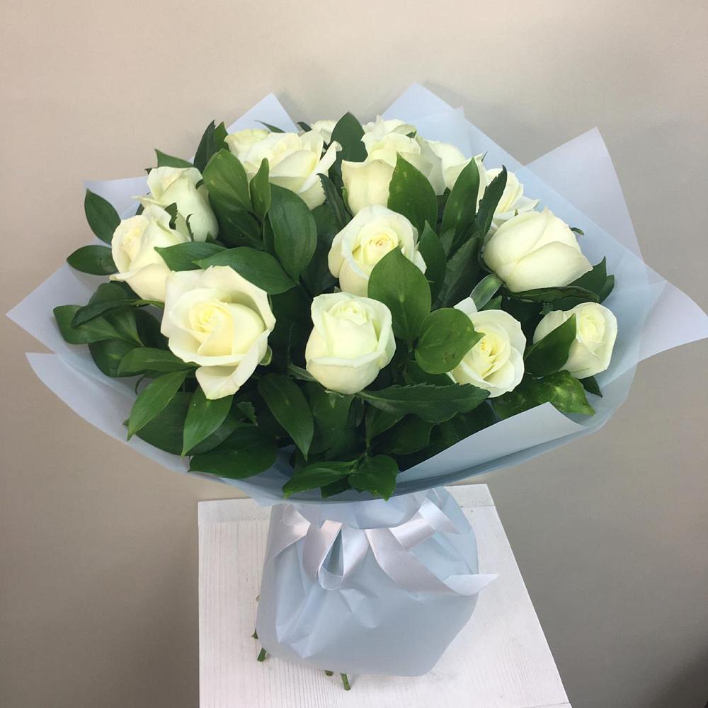 Букет 15 Белых роз Проуд в Жешарте