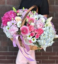 Композиция солнечный день в Жешарте Цветочная композиция из Розы, Хризантемы, Пионы и Лизиантусы в корзине в Жешарте