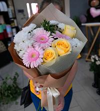 Букет цветов из:  Герберы, Розы и Хризантемы в Жешарте
