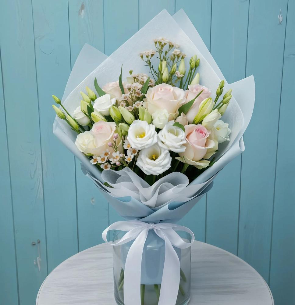 Букет цветов из: Розы и Лизиантусы в Жешарте