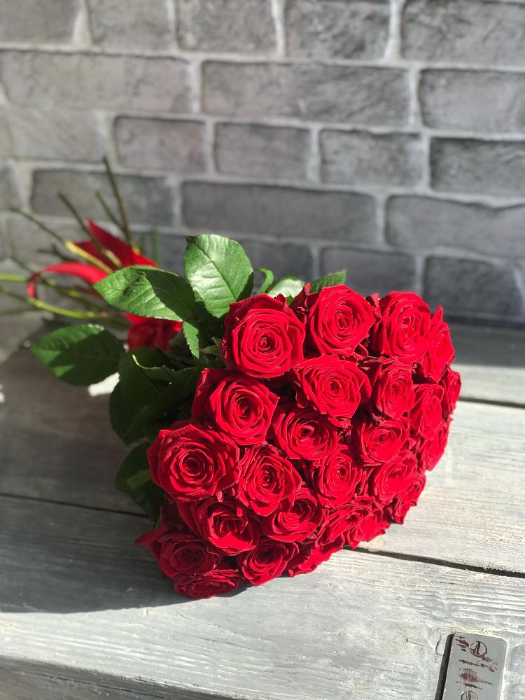 Букет Красные розы Фридом в Жешарте