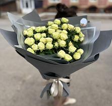 Букет Белые кустовые розы Солинеро в Жешарте