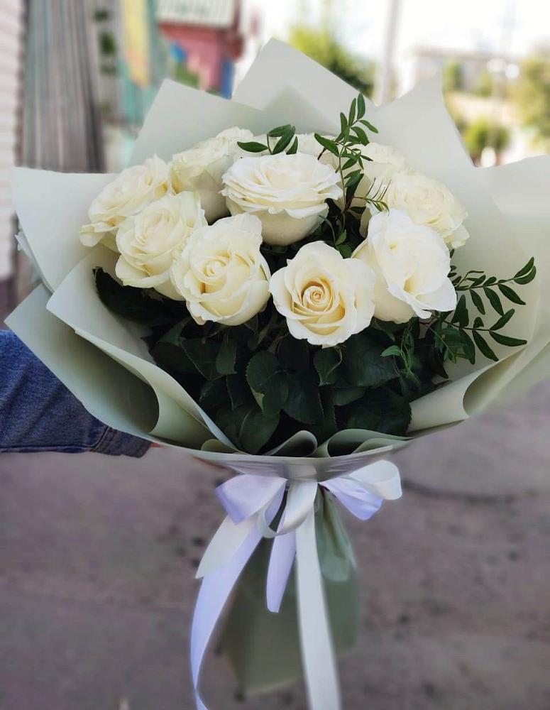 Букет Белые розы Проуд в Жешарте