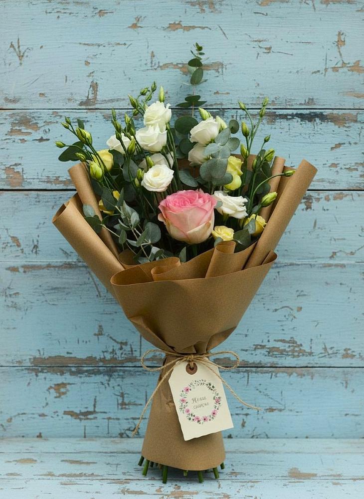 Букет цветов из: Розы и Лизиантусы в Жешарте