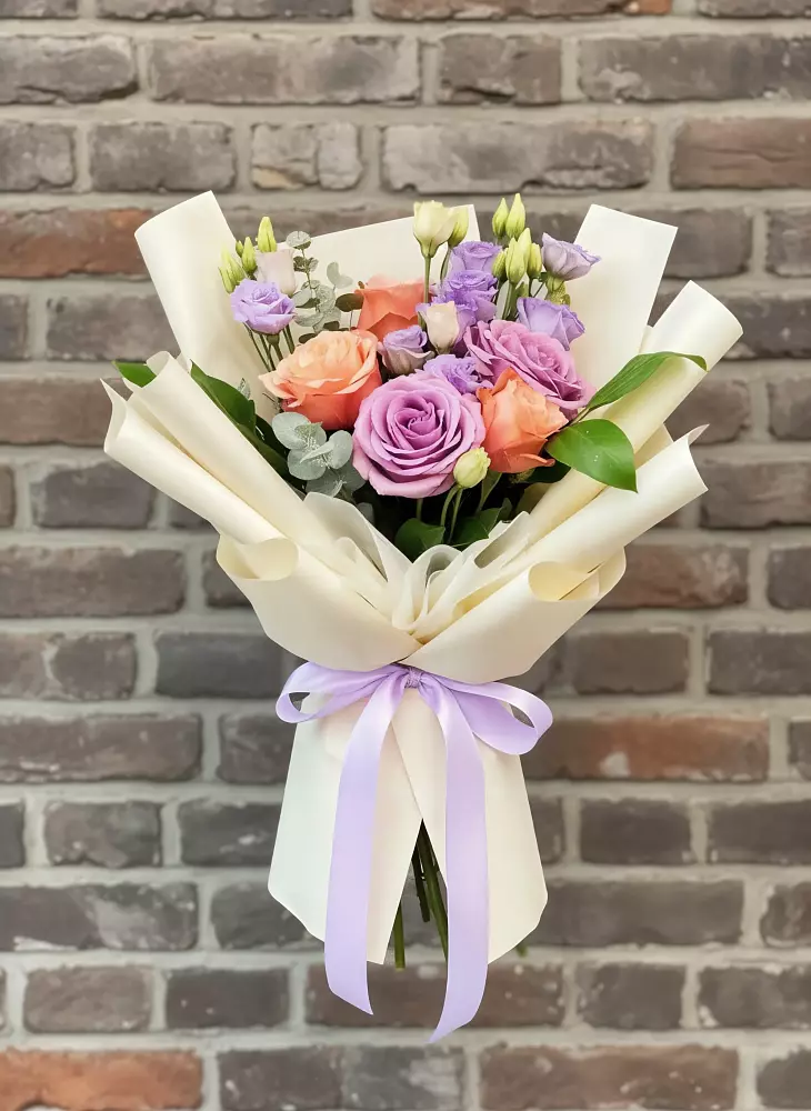 Букет цветов из: Лизиантусы и Розы в Жешарте