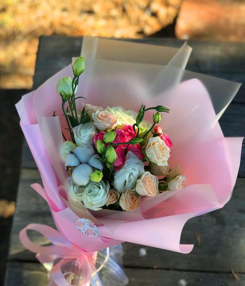 Букет цветов из: Розы и Лизиантусы в Жешарте