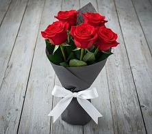 Букет 5 Красных роз Эдлесс Лав в Жешарте