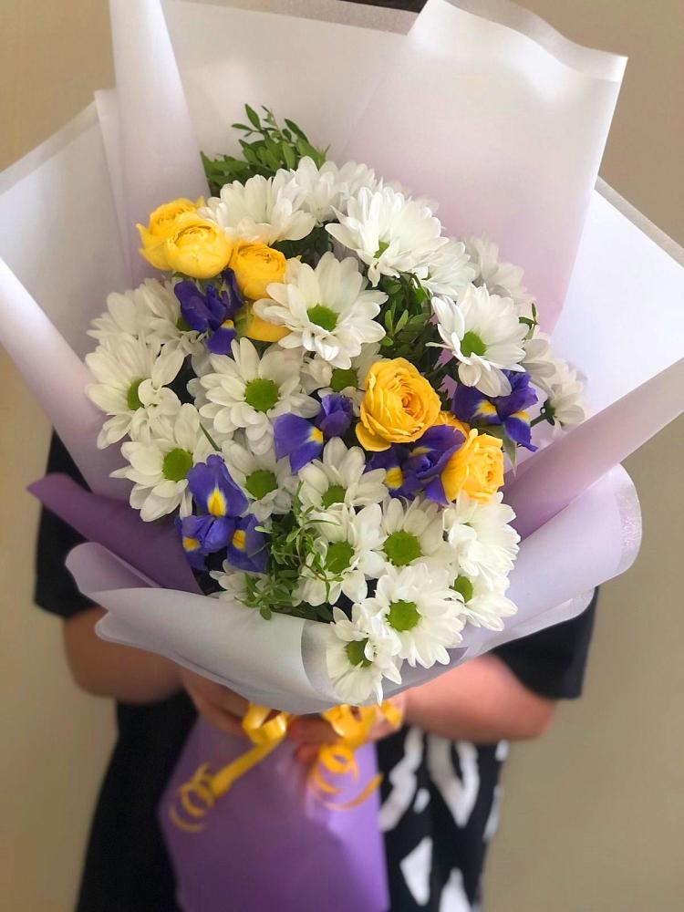 Букет цветов из: Ирисы, Хризантемы и Розы в Жешарте