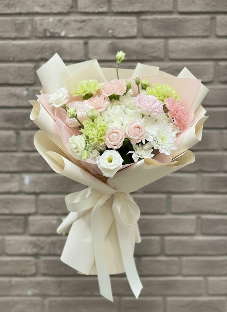 Букет цветов из: Гвоздики, Розы, Лизиантусы и Хризантемы в Жешарте