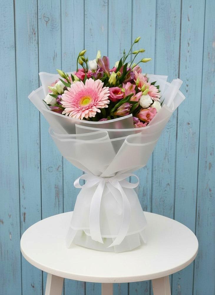 Букет цветов из: Герберы, Альстромерии и Лизиантусы в Жешарте