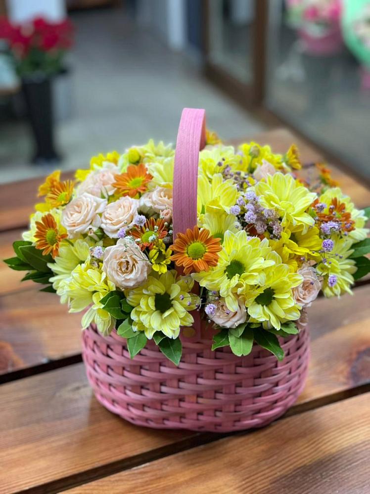 Цветочная композиция из Хризантемы и Розы в корзине в Жешарте