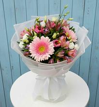 Букет цветов из:  Герберы, Альстромерии и Лизиантусы в Жешарте