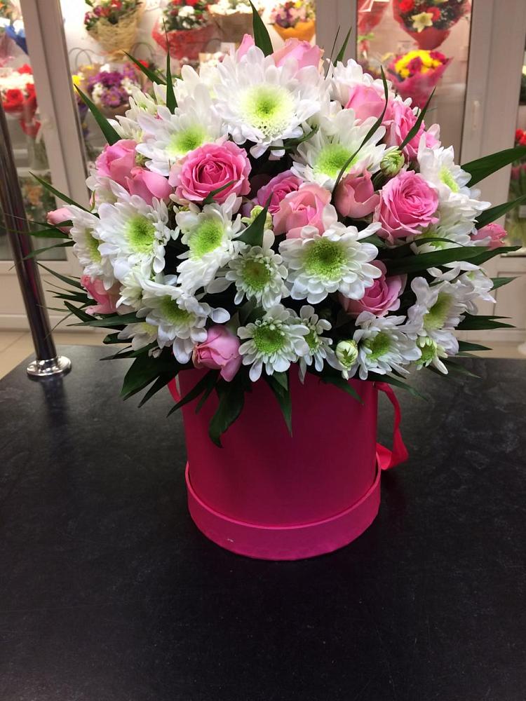 Цветочная композиция из Розы и Хризантемы в шляпной коробке в Жешарте