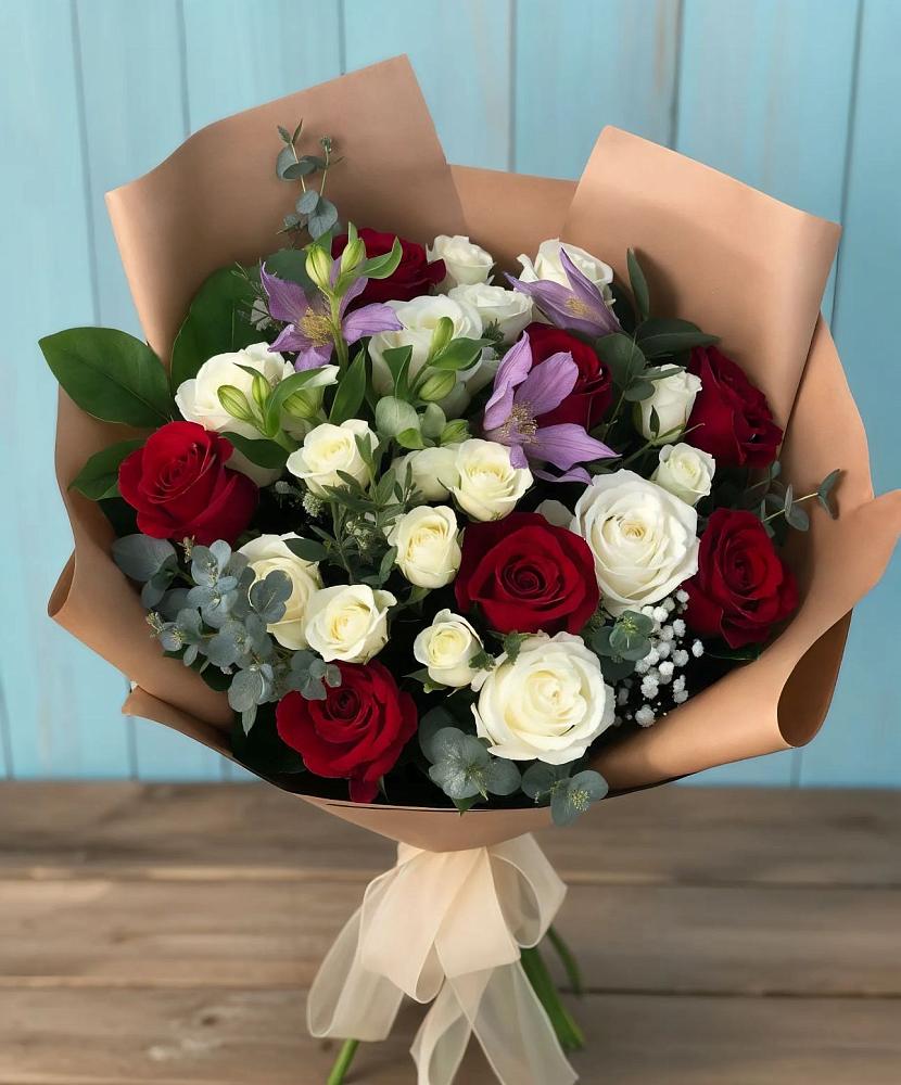 Букет цветов из: Розы и Альстромерии в Жешарте