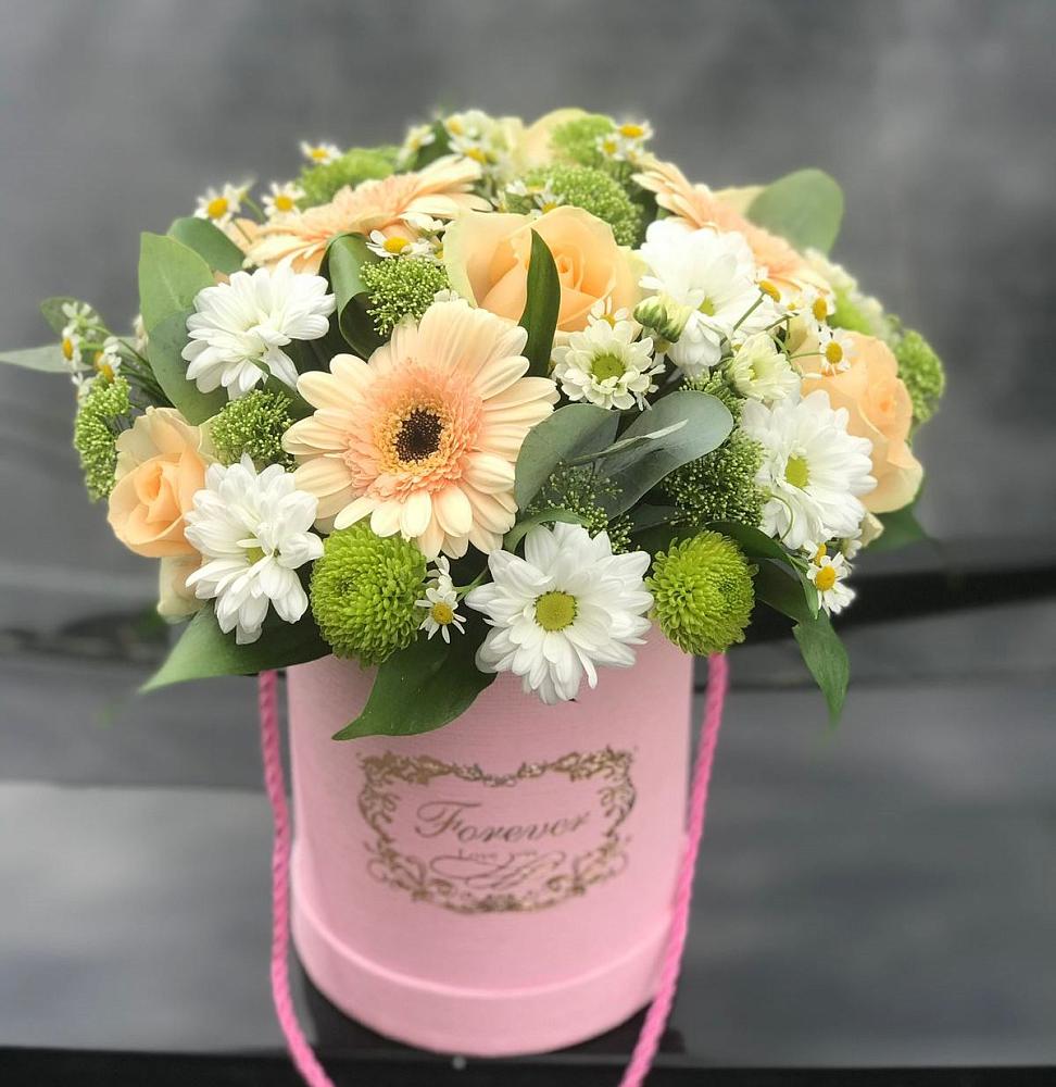 Цветочная композиция из Розы, Герберы и Хризантемы в шляпной коробке в Жешарте