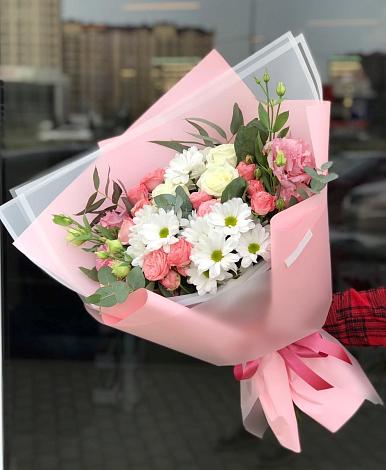 Букет цветов из: Розы, Лизиантусы и Хризантемы в Жешарте